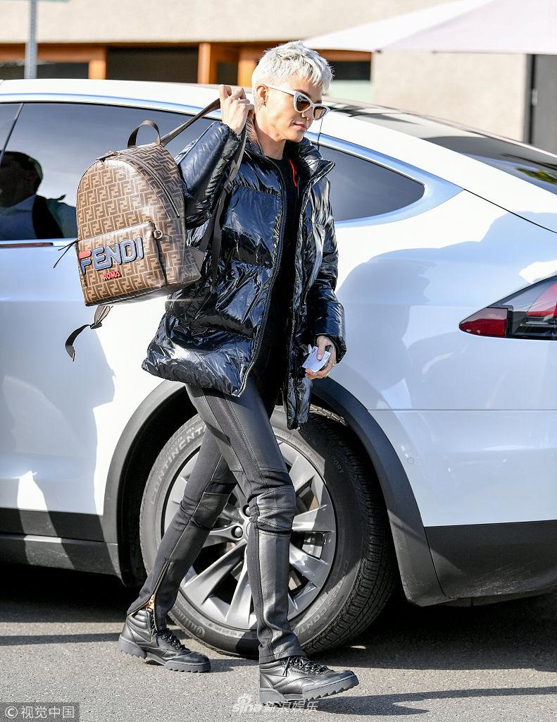 组图:鲁比·洛斯潇洒甩包包 白色短发配潮镜攻气十足