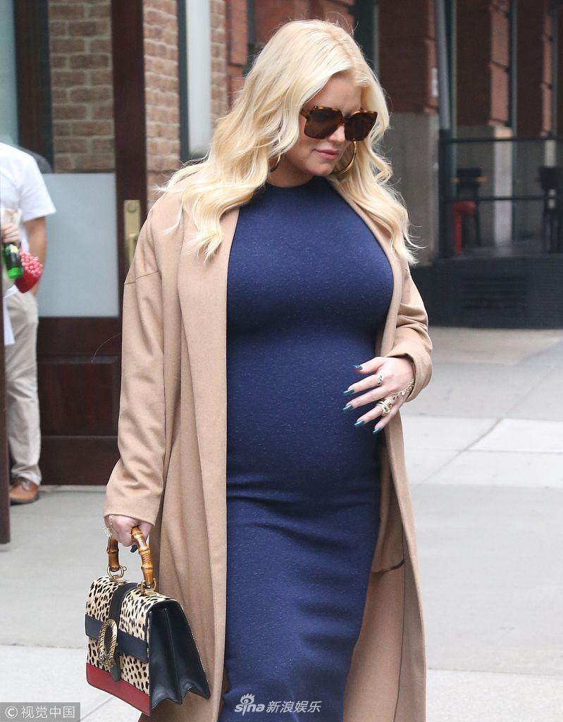 组图:杰西卡·辛普森挺球状孕肚出街 脚踩恨天高不怕跌倒