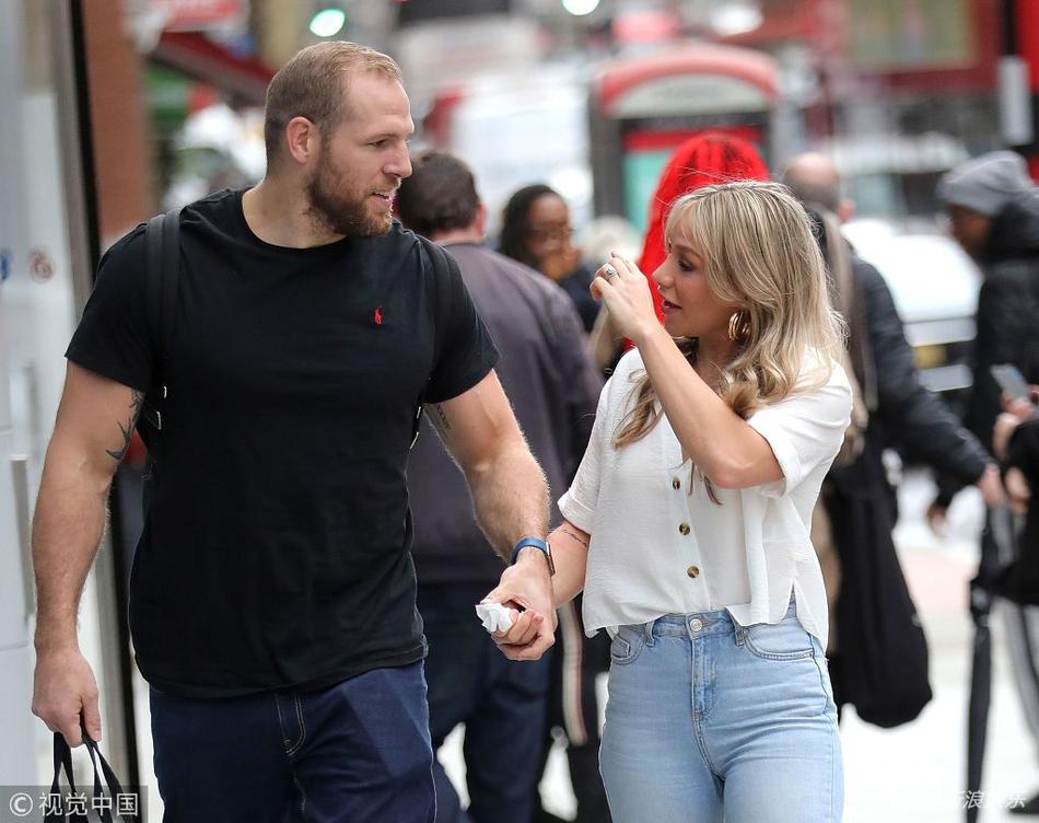 组图:克洛伊·玛德莱与男友同框 走路抬高手臂暗戳戳秀超大钻戒