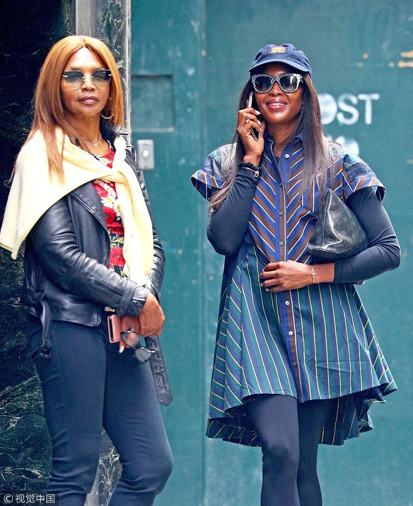 组图:娜奥米·坎贝尔穿深色条纹裙 获老妈陪同购物似姐妹