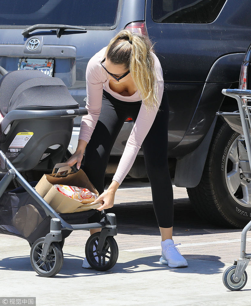 组图:april推婴儿车带女扫货爱意满满 大幅度弯腰美胸外露_高清图集