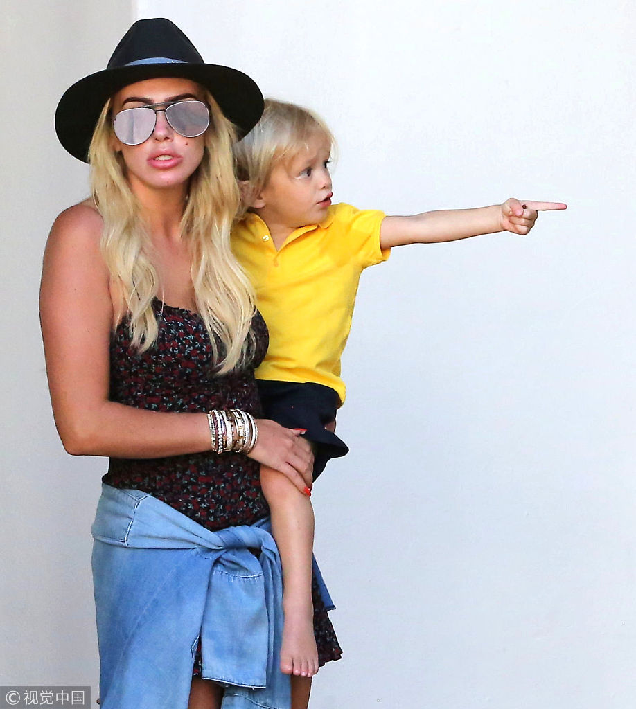 组图:埃克莱斯通穿紧身裙秀身材 怀抱萌娃毫不费力爱意满满