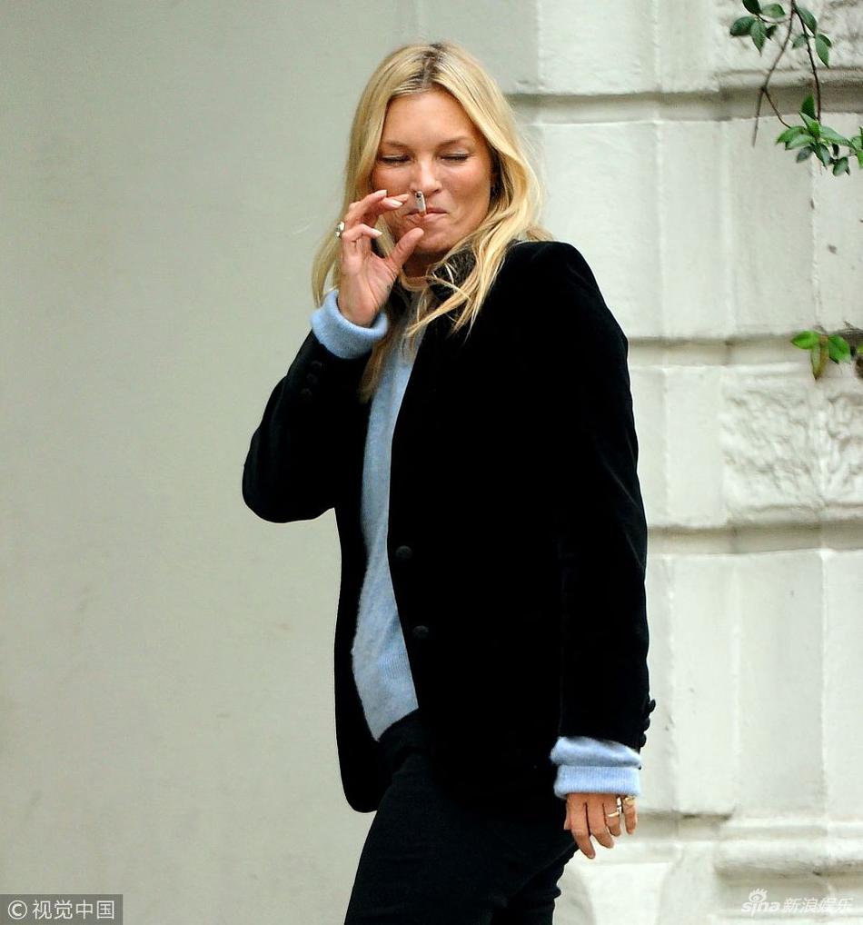 组图:凯特·莫斯与友人街边热聊心情大好 抽烟姿势熟练痞味十足