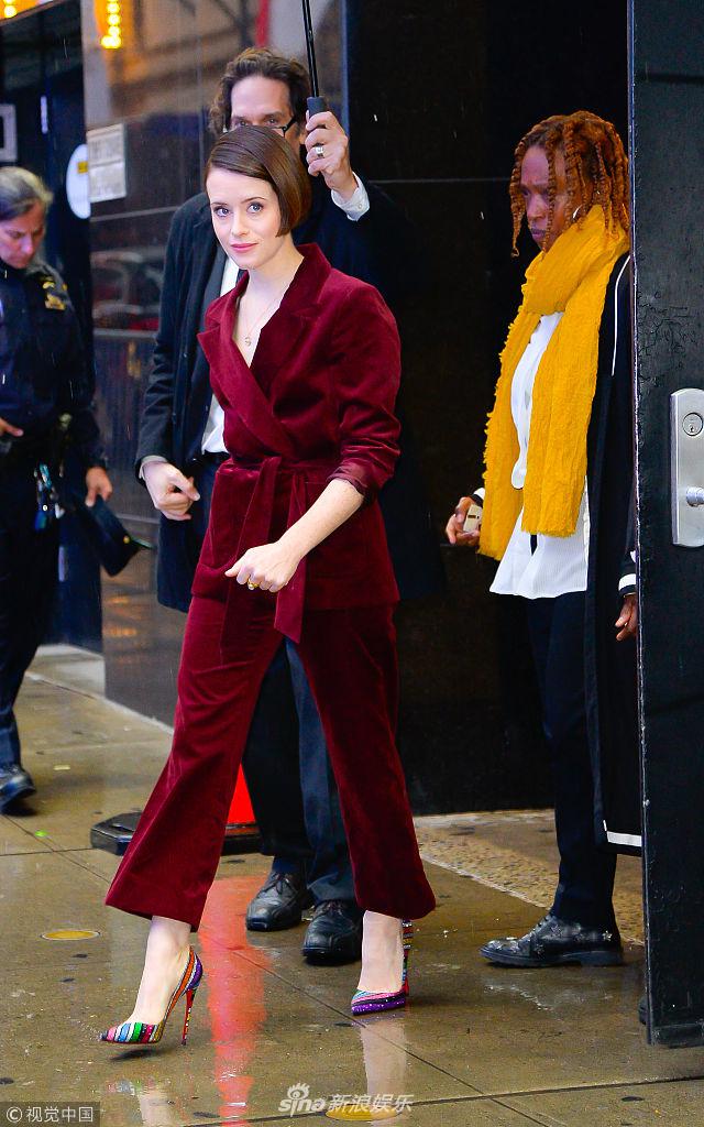 当地时间2018年11月5日,纽约,视后克莱尔·福伊(claire foy)离开