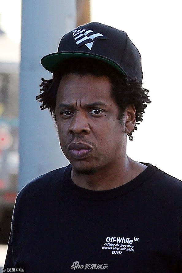 组图:歌手jay z手插裤兜放荡不羁 眼盯镜头表情严肃疑不满被拍