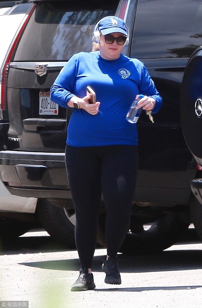 组图:瑞贝尔·威尔森一路听歌显悠闲 自带"游泳圈"萌感十足