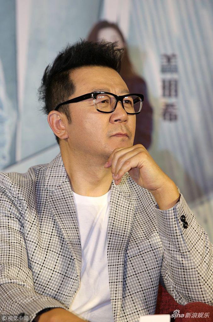 组图:郭涛戴眼镜托腮文艺十足 升级当导演穿西服帅气有型_高清图集