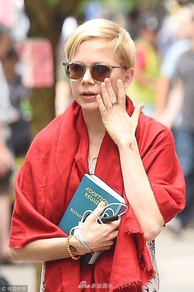 组图:米歇尔·威廉姆斯手抱书似文青 片场摆"冰山脸"酷感十足_高清