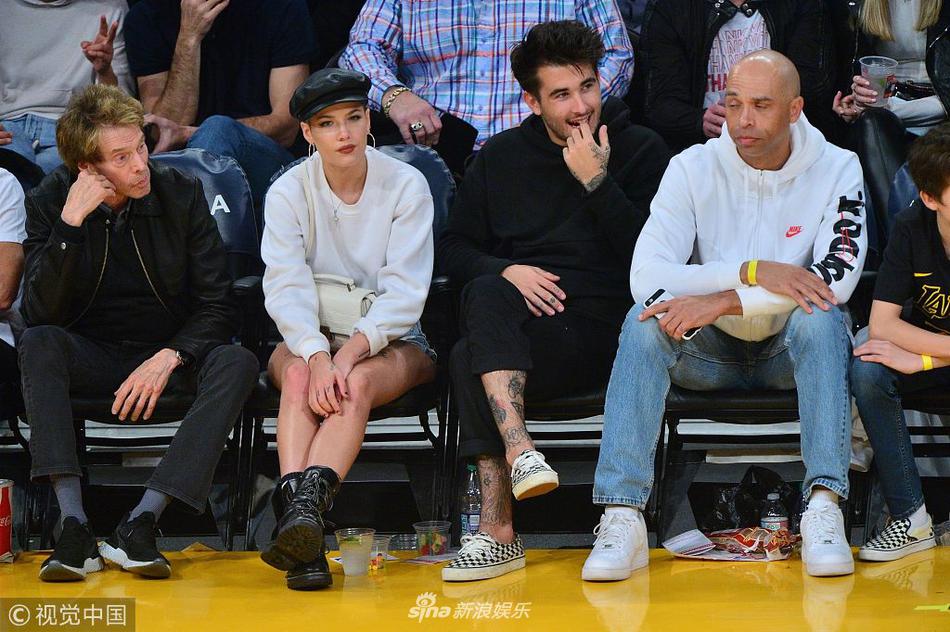 组图:"猴西"海尔希观赛nba 情断"机翼"和男友人台下热聊