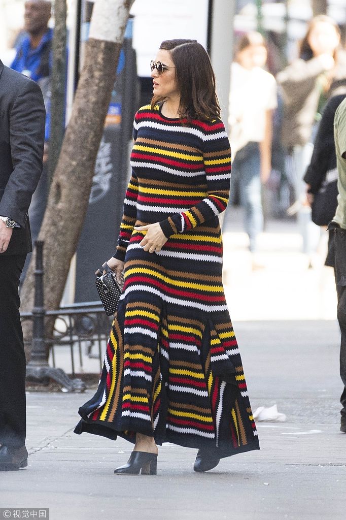 组图:蕾切尔·薇姿孕后穿条纹裙现身 小腹微微凸出有孕味