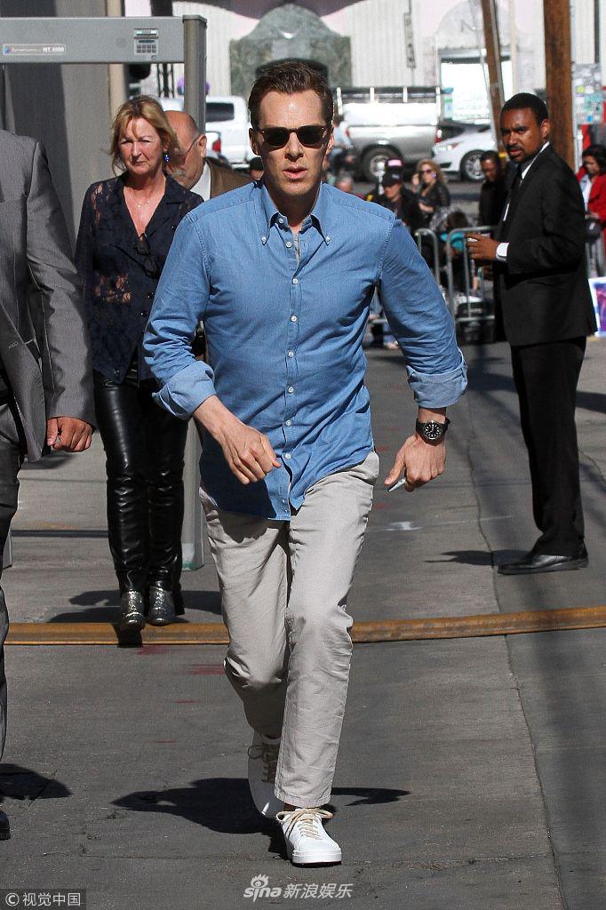 组图:"卷福"拎环保袋挥手打招呼 "红女巫"秀上围露美腿