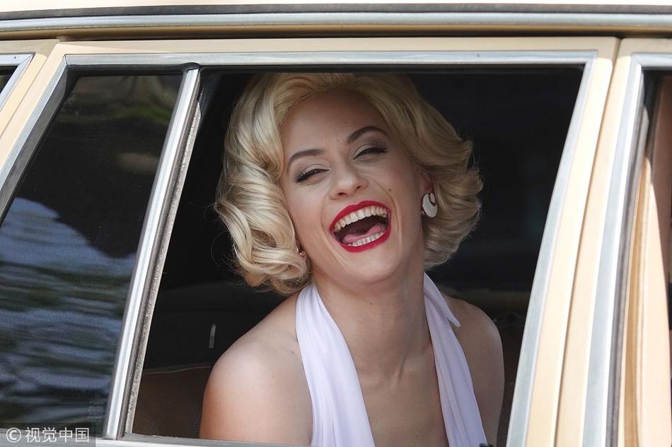 组图:玛丽娜·罗科白裙红唇咧嘴大笑 扮女神梦露经典造型