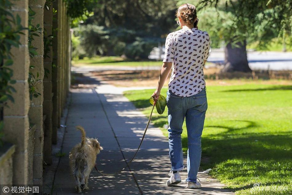 组图:娜塔莉·波特曼裤裆太低成短腿星人 公园遛狗造型似路人
