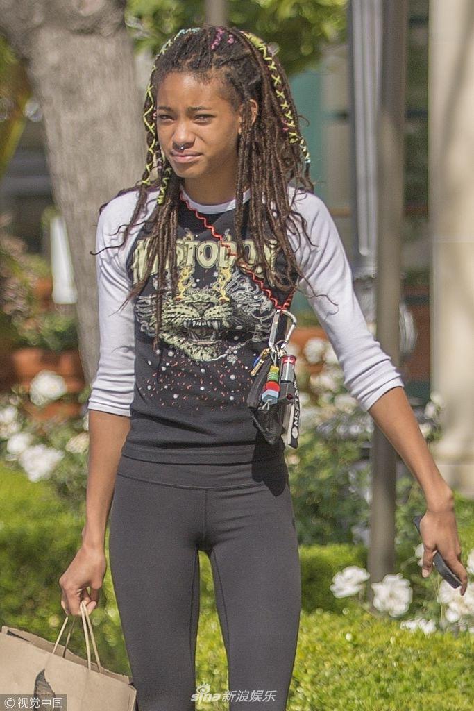 组图:维罗·史密斯梳脏辫似未打理显邋遢 身材苗条见偷拍一脸无奈