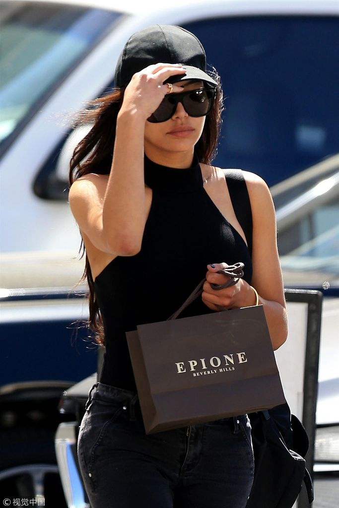 组图:娜雅·里维拉长发飞扬单手压帽躲镜头 全黑look秀凹凸有致_高清