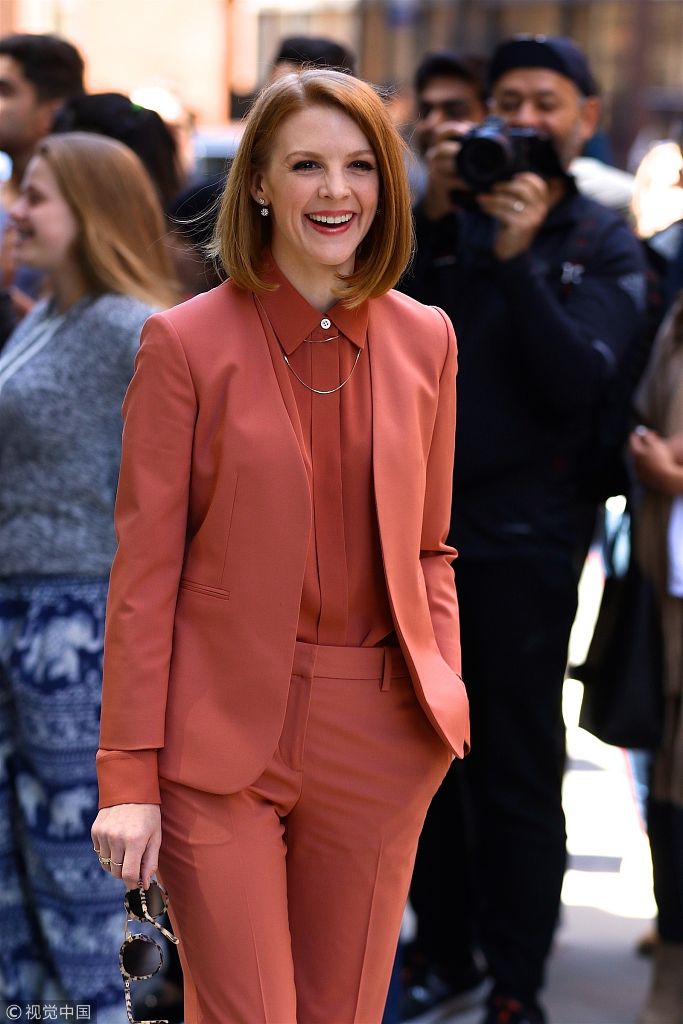 阿什丽·贝尔ol风笑成表情包 单手插兜摆造型气场全开