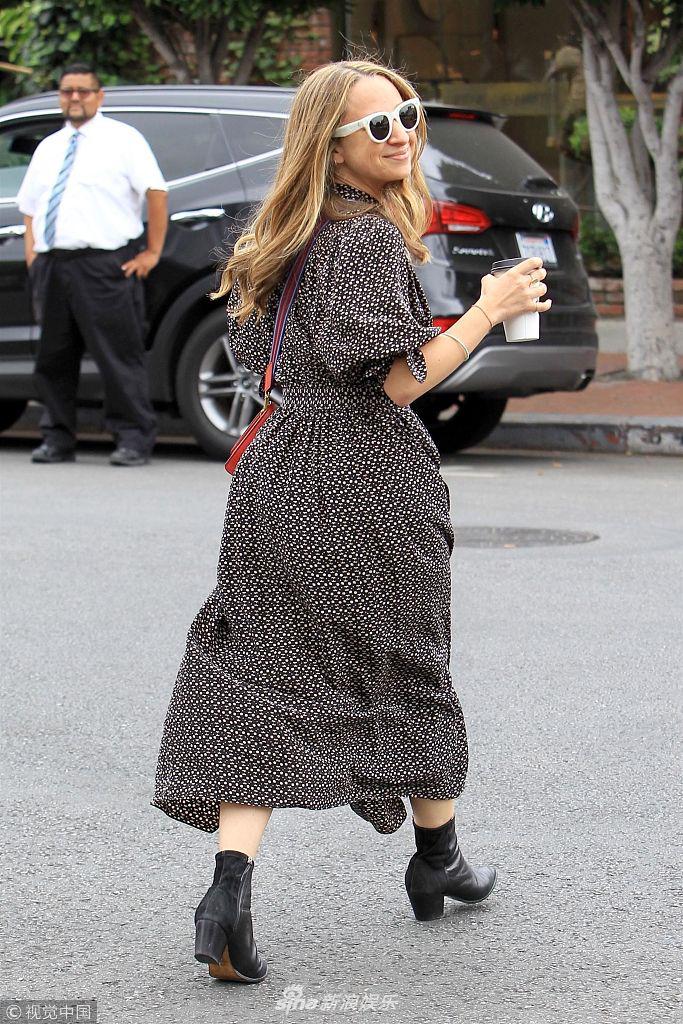 组图:詹妮弗·梅耶侧身回头金发飘飘 手拿两杯咖啡开心咧嘴笑