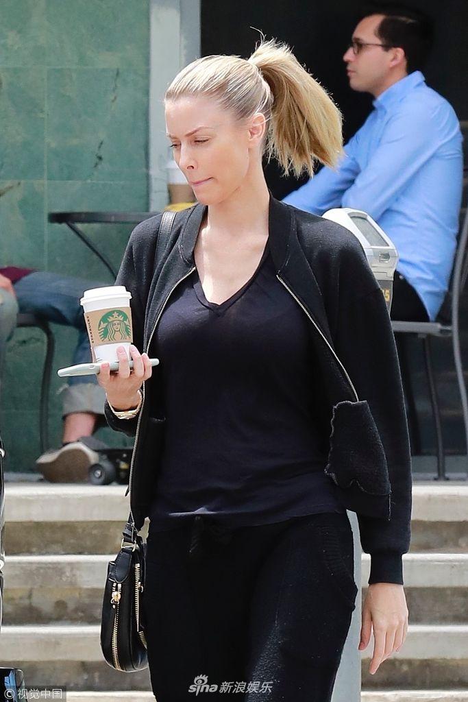 组图paigebutcher疾走秀2米长腿高梳马尾露发际线令人堪忧