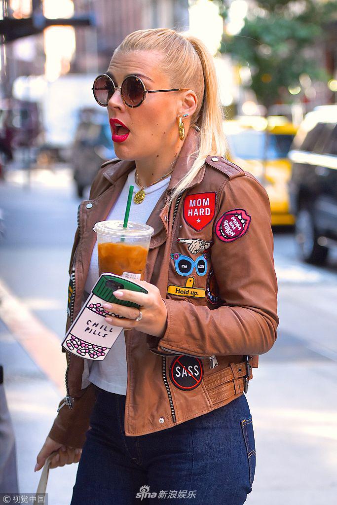 组图:贝茜-菲利普斯抬头纹显眼发际线堪忧 涂红唇变"表情包"