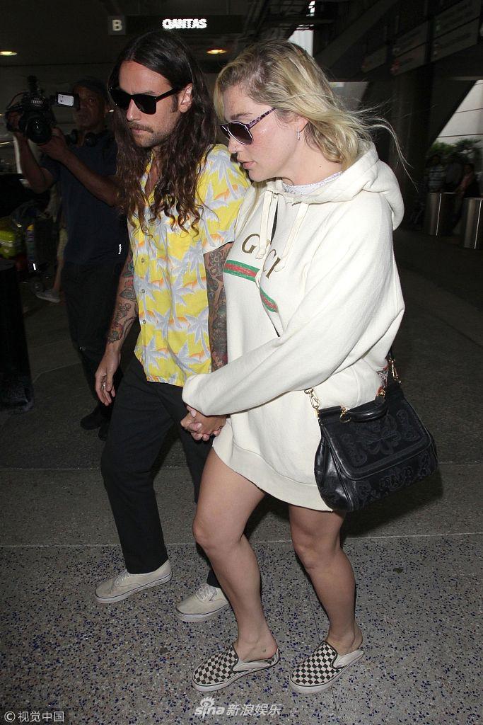 组图:"钱婆"凯莎下衣失踪秀美腿 双手紧握老公手变小女人