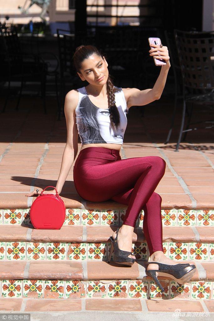 组图:布兰卡·布兰科紧身衣秀蜂腰巨臀 扎麻花辫玩自拍走火入魔