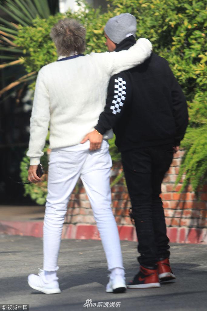 组图:洛·史都华获儿子开豪车接送 父子勾肩搭背亲密无间_高清图集_新