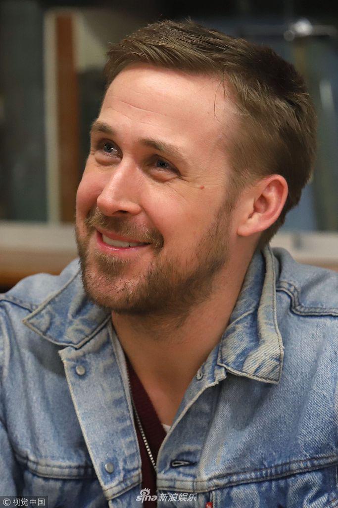 组图瑞恩高斯林蓄络腮胡又man又可爱夹克衬衫叠穿展型男范