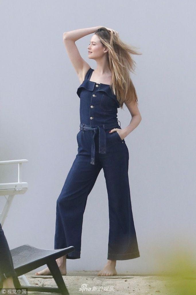 组图:"小南瓜"贝哈蒂户外拍片风格百变 获专人跪地换鞋