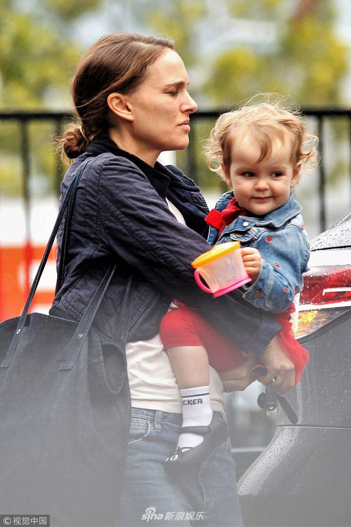 组图:娜塔莉·波特曼冒雨抱娃上音乐课 小公主卷发萌翻