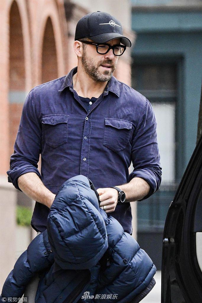 美国纽约,"小贱贱"瑞安·雷诺兹( ryan reynolds)一身型男look帅气出