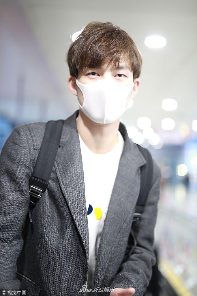 组图:董力穿灰色大衣似走秀韩系十足 口罩遮面露笑眼超奶萌_高清图集
