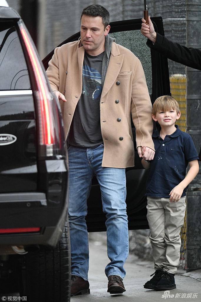 "蝙蝠侠"本大派飞吻看来心情不错, 小家伙见惯镜头不羞涩.