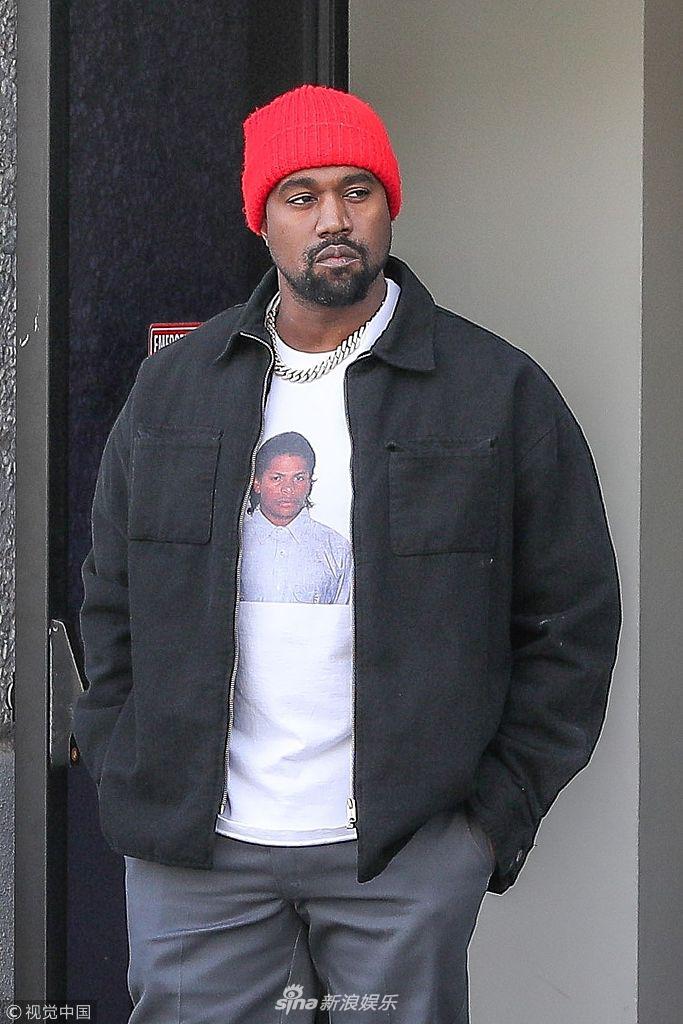 组图:坎耶·维斯特小红帽配冷漠脸喜感足 双手插兜前行无视狗仔
