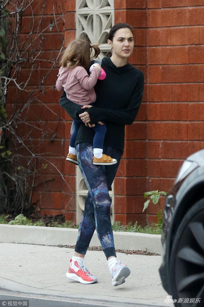 组图:盖尔·加朵抱娃出街 小公主打扮粉嫩背影呆萌可爱