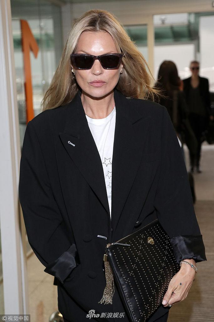 组图:凯特·摩丝全黑look商务范儿足 墨镜遮面金发飘飘简约利落