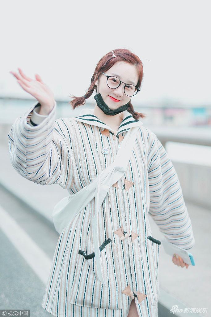 组图:李子璇辫架眼镜似"小书童" 困看到睁不开眼依旧微笑招手