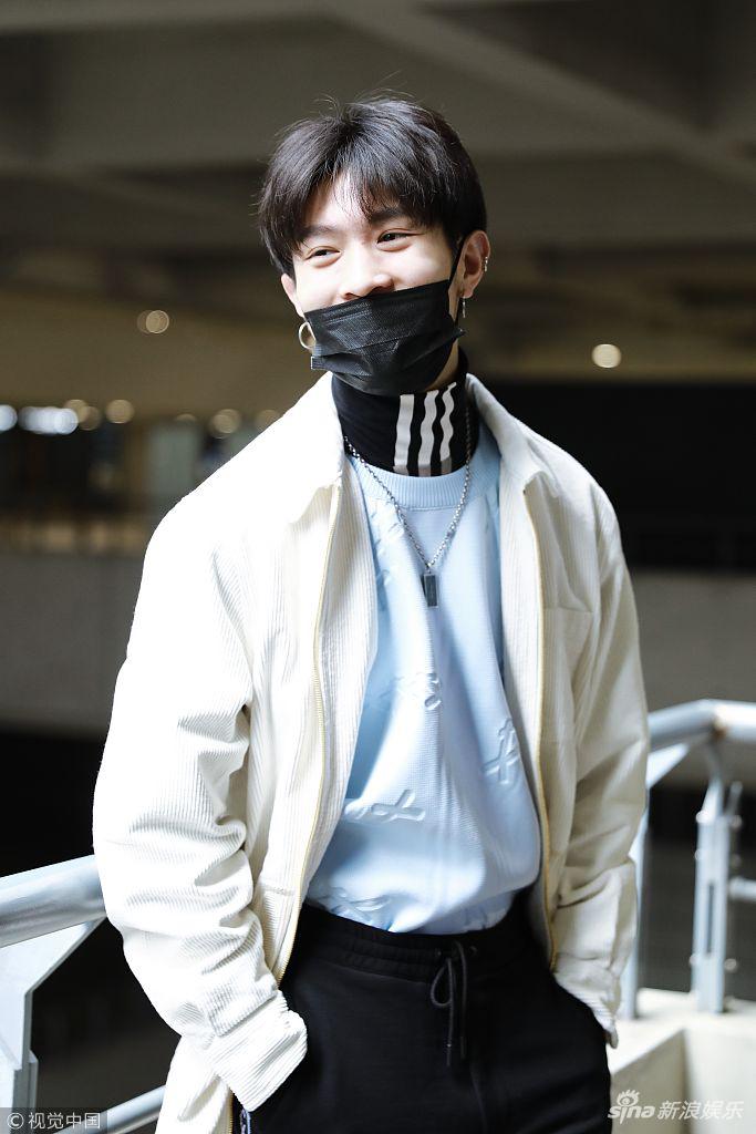 组图:马伯骞靠栏杆与粉丝聊天 露可爱笑脸帅气阳光