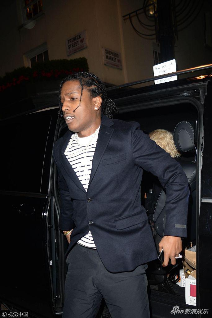 组图:asap rocky西装配脏辫玩混搭 深夜与女友人同乘坐车超暧昧_高清