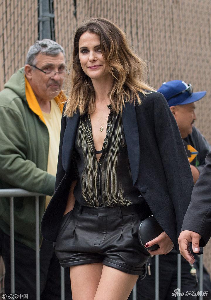 组图:凯丽·拉塞尔肩披大衣霸气十足 与粉丝合影来者不拒