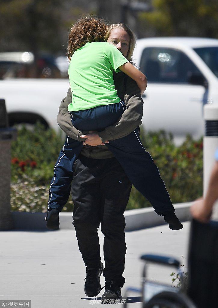 组图:肯德拉·威尔金森抱儿子就医一路飞奔 手忙脚乱神情慌张