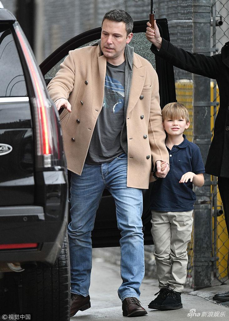 "蝙蝠侠"本大派飞吻看来心情不错, 小家伙见惯镜头不羞涩.