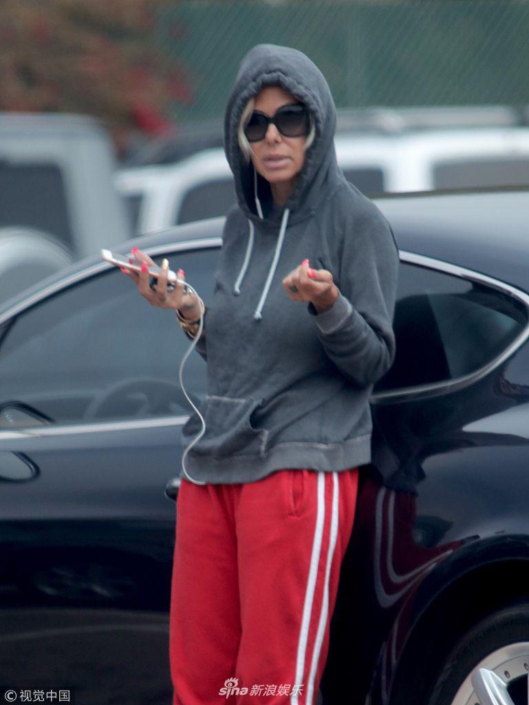 组图:肖娜·山德穿另类长靴显迷之衣品 对手机比划似在视频聊天