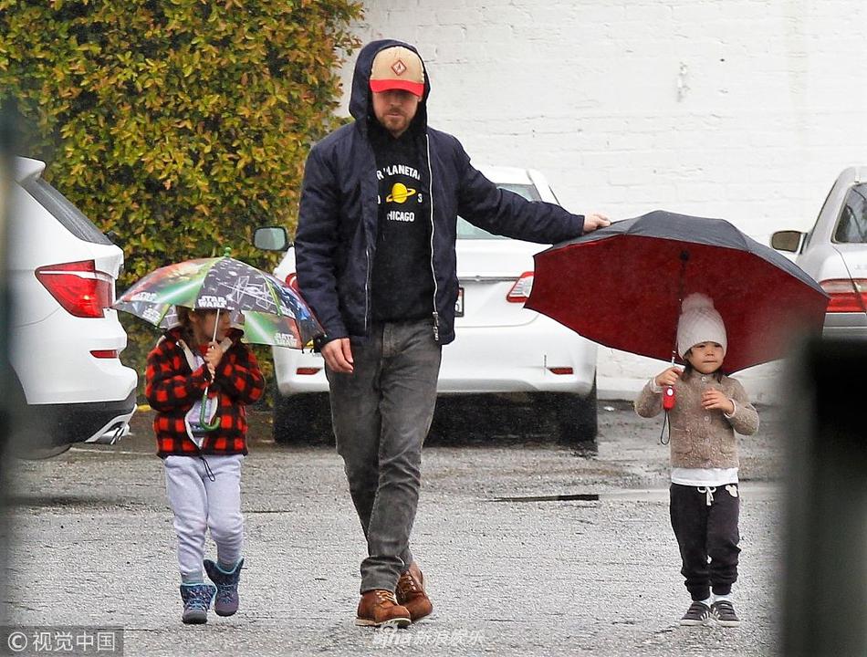 组图:瑞恩·高斯林雨天带娃外出 小公主戴毛球帽自己撑伞萌翻