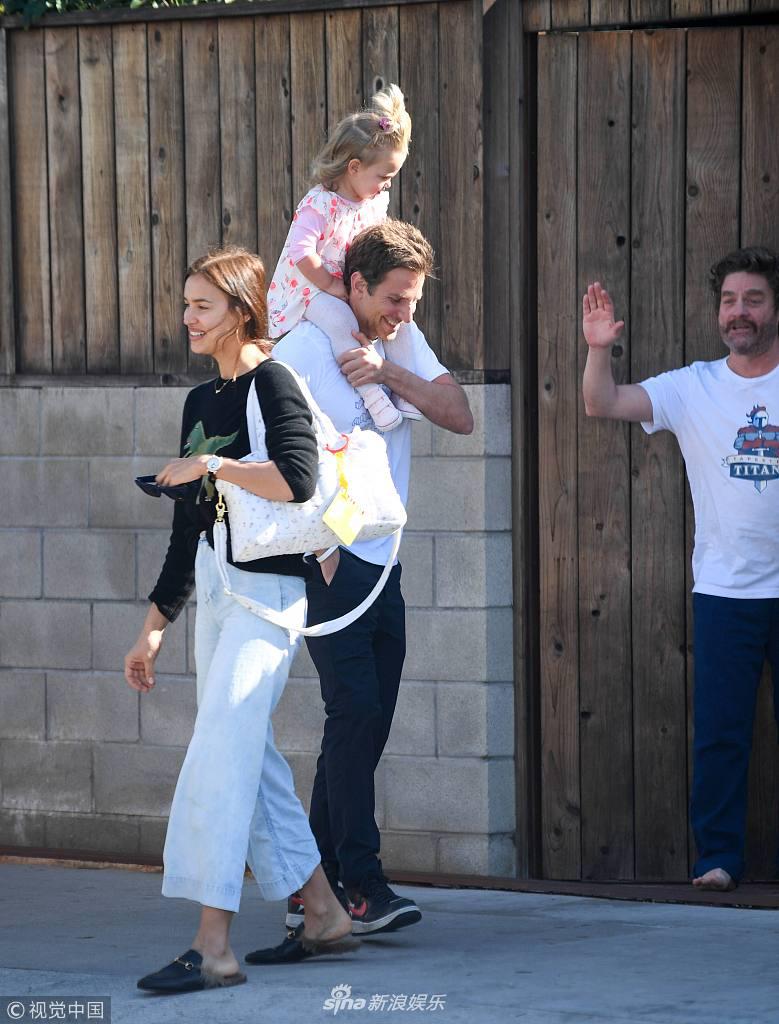 组图:"c罗"前女友伊莉娜买菜顾家超能干 一家三口拜访好友