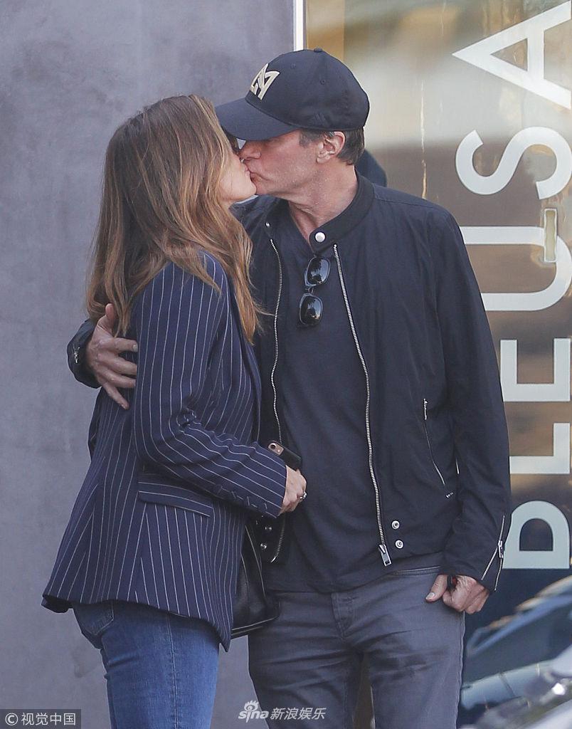 组图:辛迪·克劳馥街头与老公热吻  50岁身材依然能打保养有方
