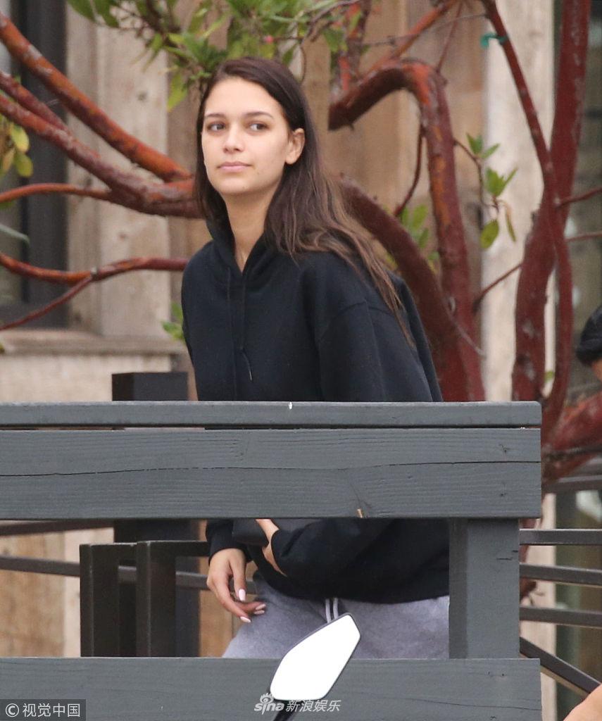 组图:"骚宾"女友艾普莉素颜带娃买咖啡 母女穿雪地靴儿子赤脚