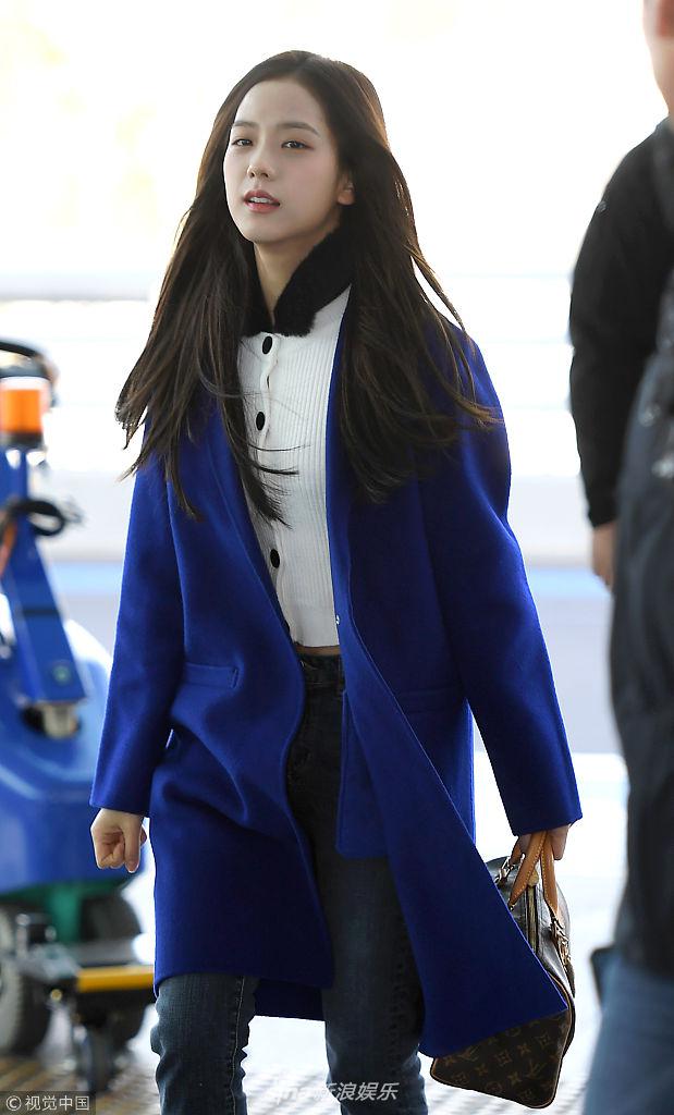 组图:blackpink现身金智秀宝蓝色外套惹眼 金智妮深色系显低调