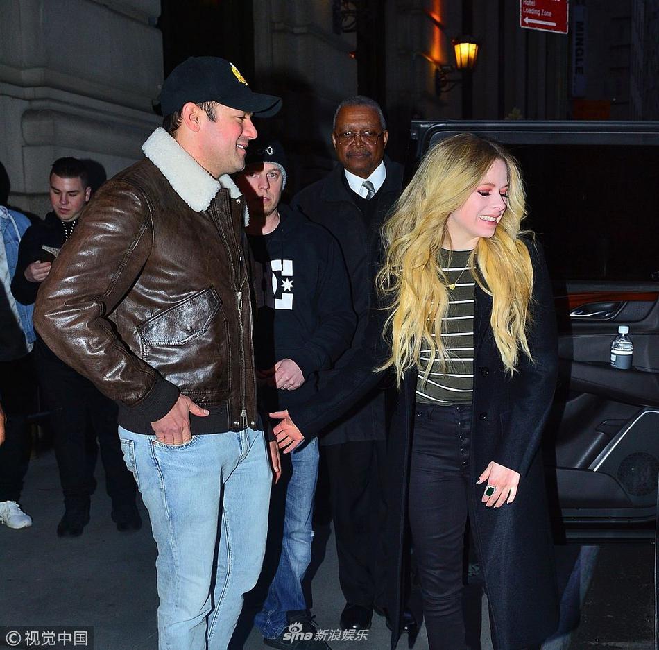 当地时间2019年2月16日,纽约,艾薇儿(avril lavigne)与男友一同参加