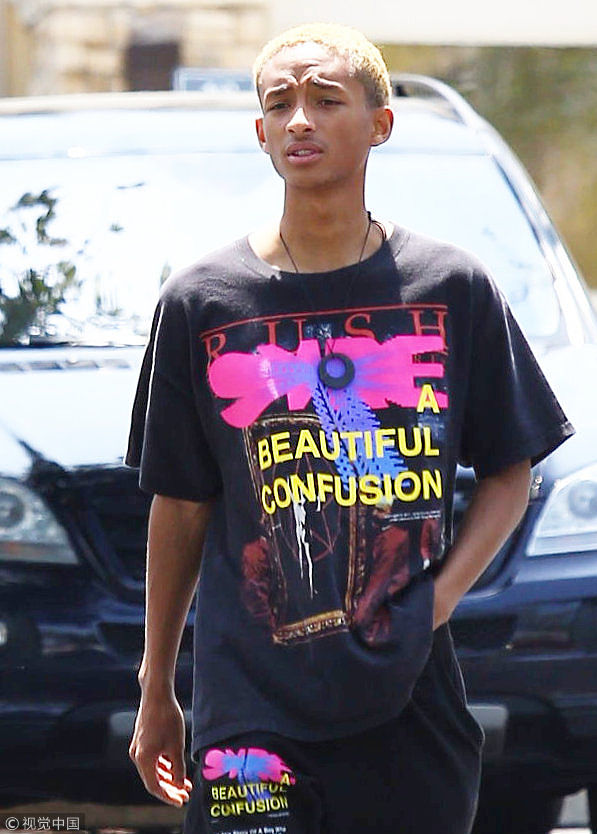 组图:贾登·史密斯走路仪态差 手塞衣服里挠肚皮动作显不雅_高清图集