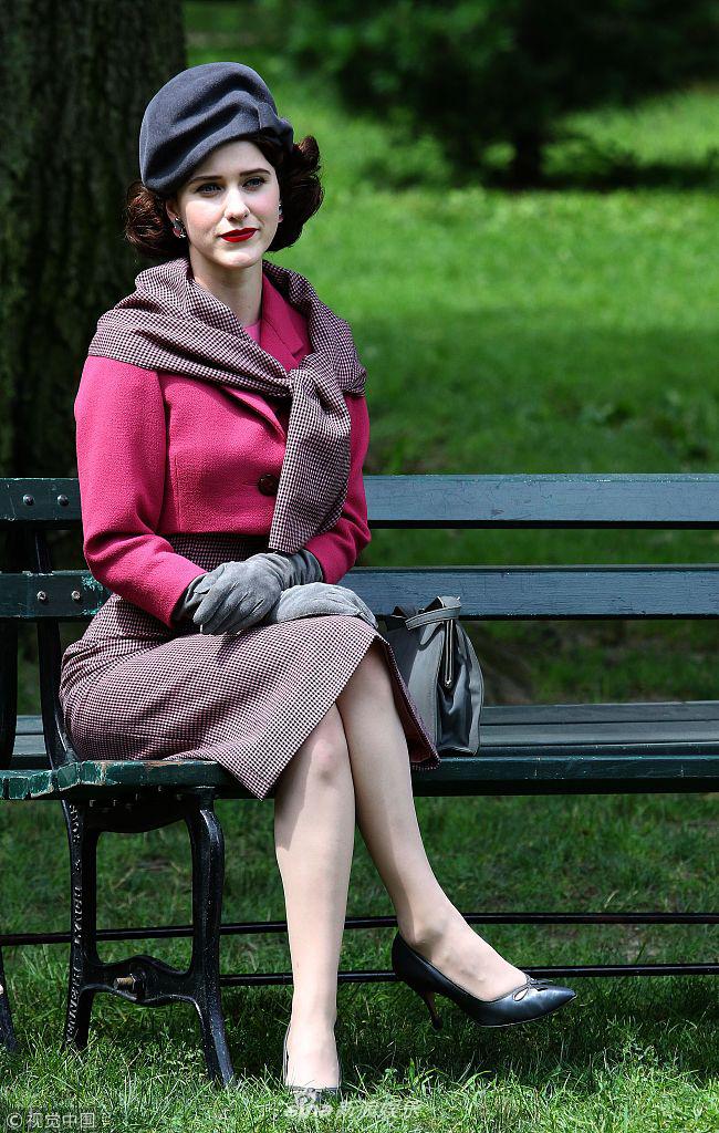 组图蕾切尔妆容精致正襟危坐肌肤雪白剔透宛似瓷娃娃